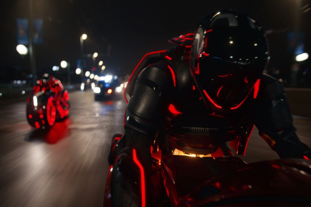“TRON: ARES” REVIEW: A BINARY PLOT RUINS A SPECTACLE OF VISUALS AND AN ELECTRIC SOUNDTRACK